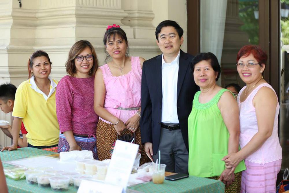 นายอรรถยุทธ์ ศรีสมุทร ออท. ณ กรุงเวียนนา ถ่ายภาพกับแม่ค้าขนมไทย