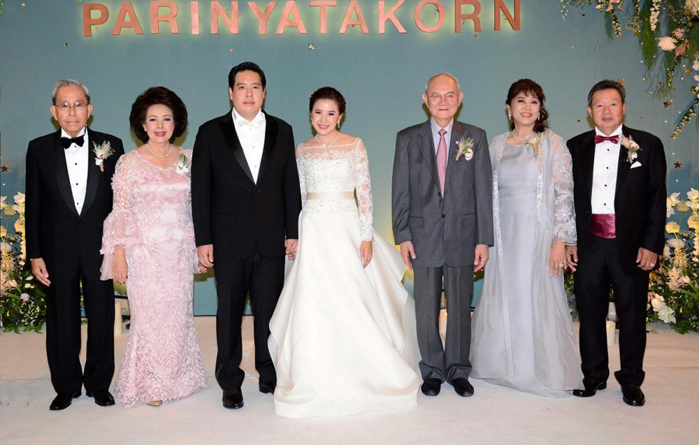 วิวาห์ชื่นมื่น มีชัย ฤชุพันธุ์ อดีตประธานวุฒิสภา เป็นประธานในงานฉลองสมรสพระราชทานระหว่าง ภริณญา บุตรี ไพบูลย์–อุมาพร คุนผลิน กับ ธกร บุตร สมบัติ–ภคภร เลาหพงศ์ชนะ ท่ามกลางความปลื้มปีติของผู้มาร่วมงาน ที่ห้องคริสตัล ฮอลล์ โรงแรมพลาซ่า แอทธินี ค่ำวันก่อน.
