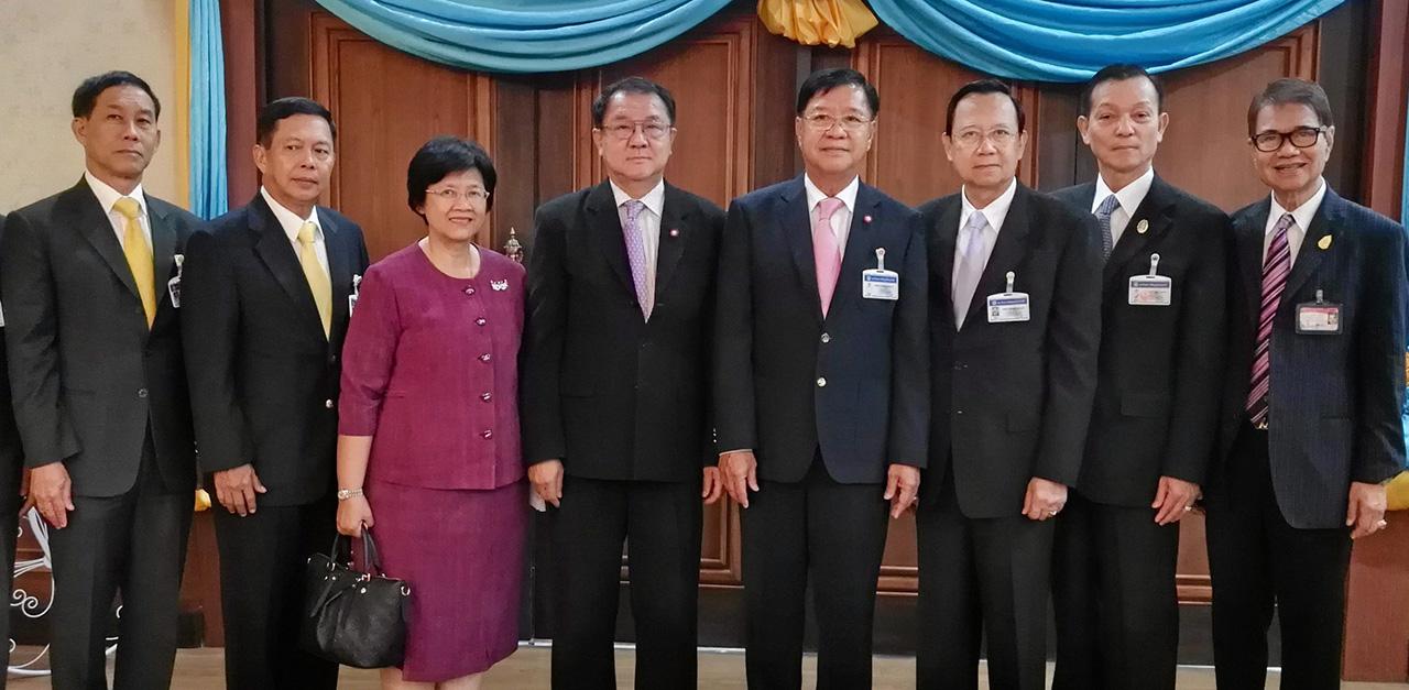 ดูงาน ร.ต.ต.พงษ์นิวัฒน์ ยุทธภัณฑ์บริภาร อัยการสูงสุด และ ไพรัช วรปาณิ กรรมการอัยการ ให้ การต้อนรับ พล.ร.อ.ศิษฐวัชร วงษ์สุวรรณ ประธาน กมธ.พร้อมคณะกรรมการ กมธ.การกฎหมาย การยุติธรรมและตำรวจของ สนช. มาศึกษาดูงานอัยการ วันก่อน ที่ สนง.อัยการสูงสุด ถนนแจ้งวัฒนะ.