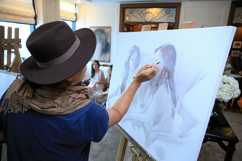 นางแบบภาพวาดลายเส้น...จิตภัสร์ กฤดากร ณ อยุธยา-นวลพรรณ ล่ำซำ.