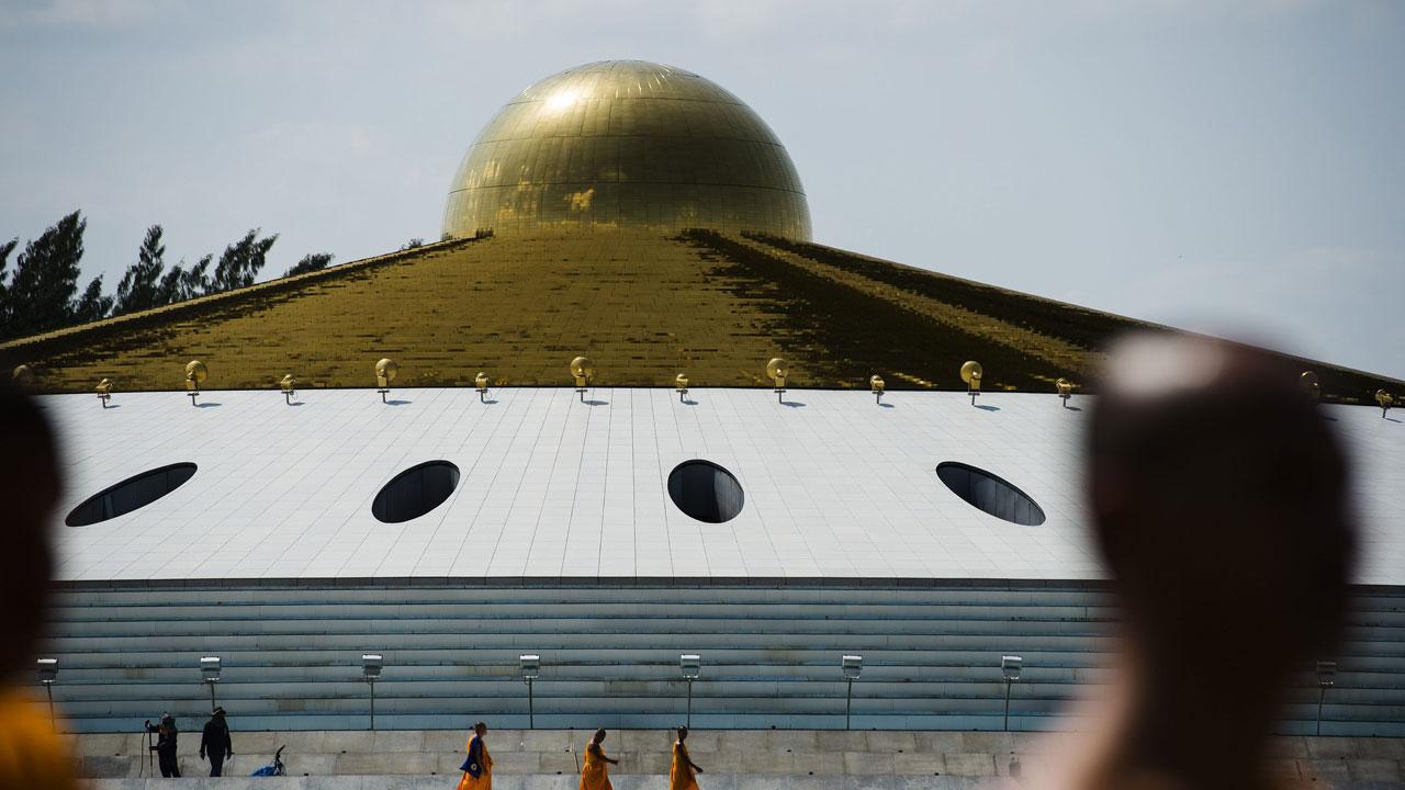 บรรยากาศในวัดพระธรรมกาย ยังมีคนมาวัดปฏิบัติธรรมตามปกติ