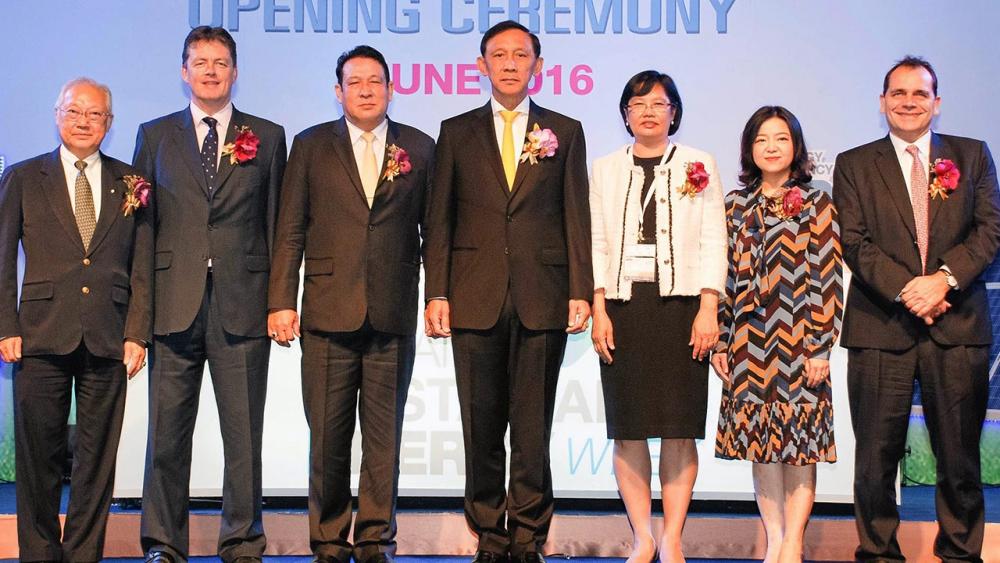 ดูเทคโนโลยี พล.อ.อนันตพร กาญจนรัตน์ รมว.พลังงาน เปิด ASEAN Sustainable Energy Week 2016 งานแสดงเทคโนโลยีด้านพลังงานหมุนเวียนและการอนุรักษ์สิ่งแวดล้อม จัดถึง 4 มิ.ย. โดยมี มนู เลียวไพโรจน์ และ ทิม โค๊บบอลด์ มาร่วมงานด้วย ที่ศูนย์ไบเทค บางนา วันก่อน.