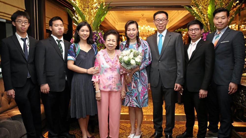 แฮปปี้เบิร์ธเดย์ โชคชัย เศรษฐีวรรณ จัดเลี้ยงฉลองวันเกิดให้สวีทฮาร์ท พรทิพย์ เศรษฐีวรรณ โดยมี พรดี ลี้อิสสระนุกูล, ธนากร-ชุตินันท์ เลี่ยวไพรัตน์ พร้อมบรรดาลูก ชนนท์-ชนินท์-ชณพ เศรษฐีวรรณ มาร่วมอวยพรกันอย่างชื่นมื่น ที่ห้องนอร์มังดี โรงแรมแมนดาริน โอเรียนเต็ล วันก่อน.