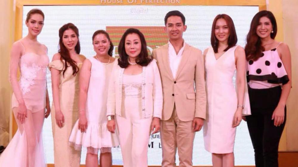 ไม่ธรรมดา พญ.ฉันทมล เลาจริยกุล จัดงานเปิด “ฮอป คลินิก” คลินิกเพื่อความงามให้ความรู้สึกอบอุ่นเหมือนอยู่บ้าน โดยมี พญ.ณัฐภัฏฑ์ พงศ์แพทย์พิพัฒน์, หทัยเทพ ธีระธาดา, มนาเทศ อันนวัฒน์ และ เกรซ-กาญจน์เกล้า ด้วยเศียรเกล้า มาร่วมงานด้วย ที่ดิ เอ็มโพเรียม วันก่อน.