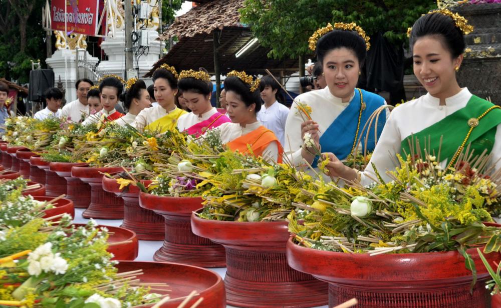 สาวเจียงใหม่ แต่งชุดพื้นเมืองเข้าร่วมพิธี