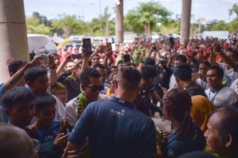แฟนบอลและชาวนราธิวาส จำนวนมาก มารอรับทัพปราสาทสายฟ้า ที่สนามบิน