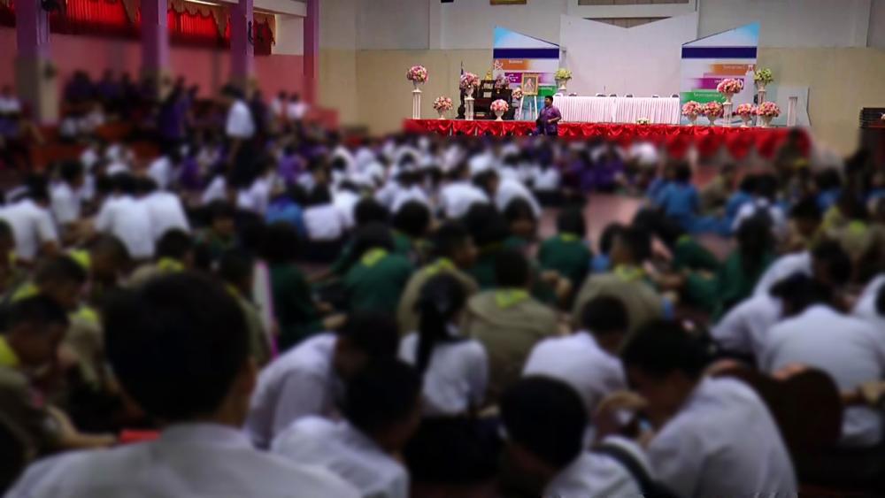 นร.รวมตัวประท้วงผอ.