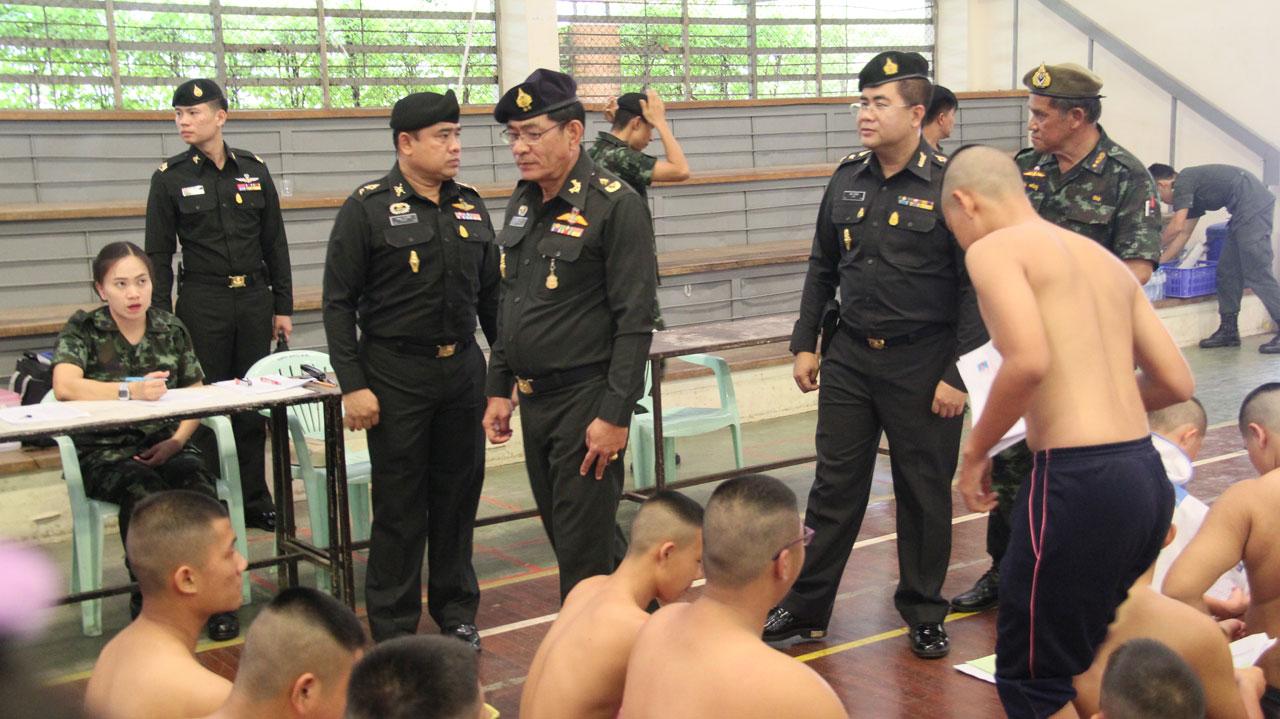 พล.ต.ทวีศักดิ์ วินิจสร ผบ.มทบ.35 และคณะ ตรวจเยี่ยมการสมัคร รด.
