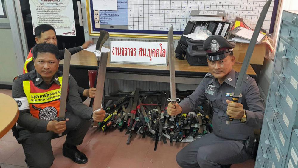 อาวุธของนักเรียน มีดดาบยาว ที่จนท.ตร. ยึดเอาไว้ได้