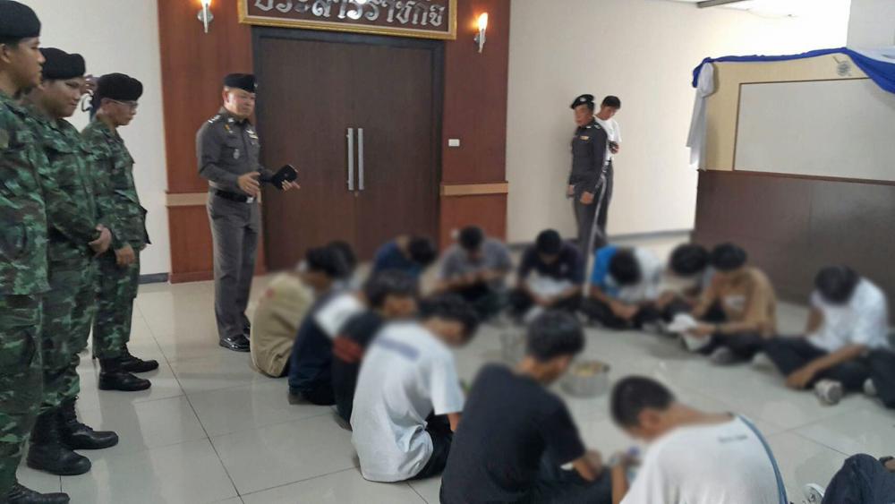 ถูกจับกุม นักเรียนชาย 18คน อายุประมาณ 17-20 ปี หลังยกพวกตีกัน