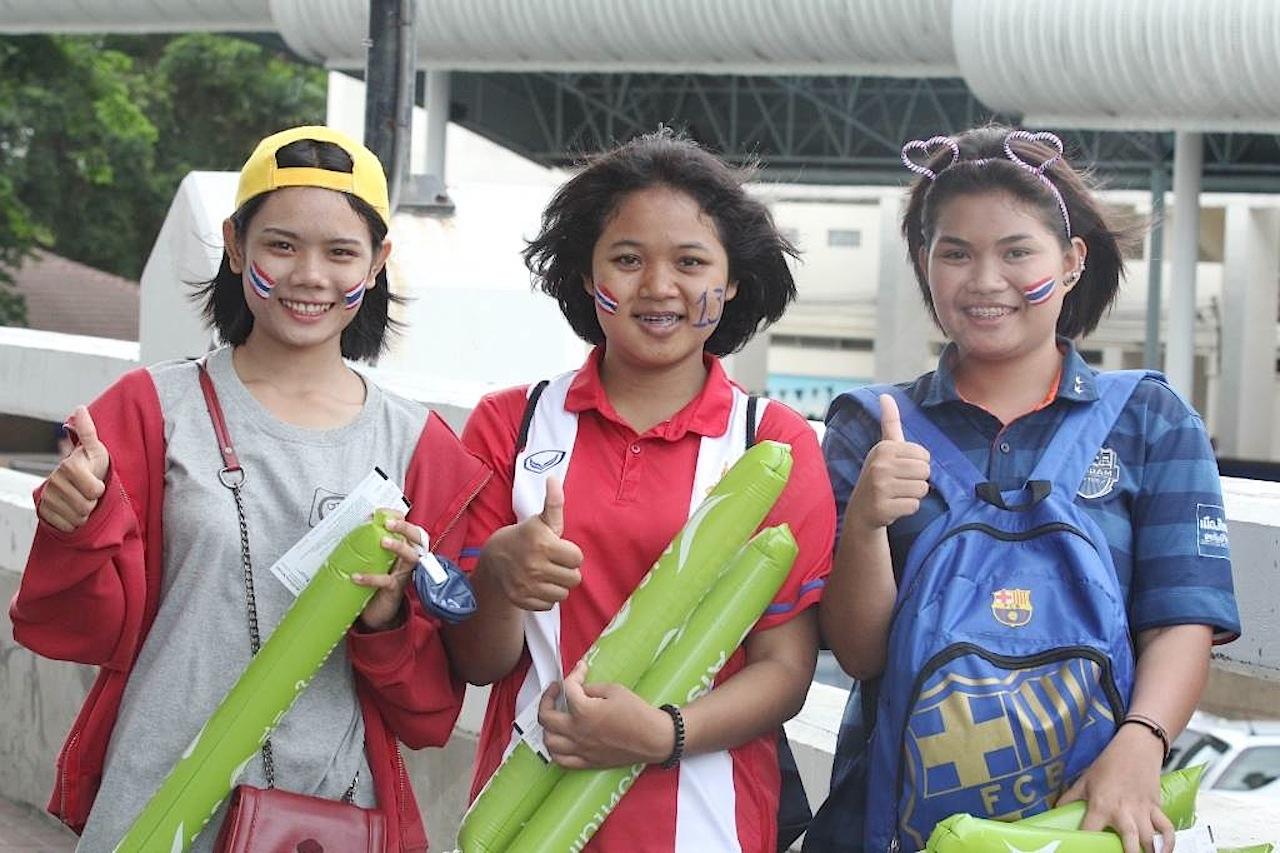 3 สาววัยใส มาให้กำลังใจแข้งช้างศึกเต็มที่