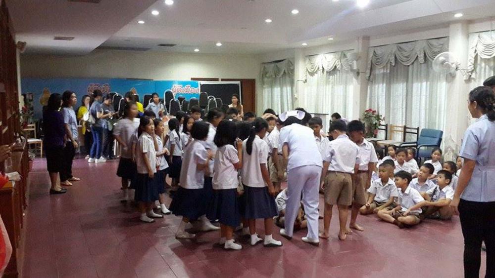 จนท.พยาบาลเข้าช่วยกลุ่มนักเรียนกินนมโรงเรียนบูด