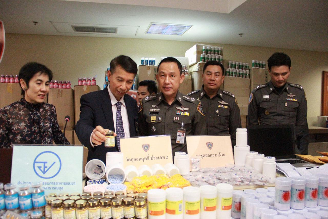 พล.ต.ต.ประเสริฐ พัฒนาดี ผู้บังคับการปราบปรามการกระทำความผิดเกี่ยวกับการคุ้มครองผู้บริโภค หรือ ปคบ. ร่วมกับ สำนักงานคณะกรรมการอาหารและยา หรือ อย. แถลงผลการจับกุมยาลดความอ้วน