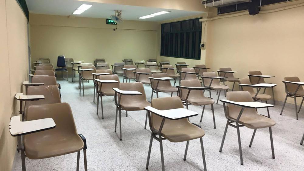 ห้องสอบที่ นศ.กฎหมาย ม.อุบลราชธานี ชั้นปี 4 นั่งทำข้อสอบ ระหว่างฝนตก ไฟเกิดดับ ต้องจุดเทียน ทำข้อสอบจนเสร็จ ก่อนจบการศึกษา