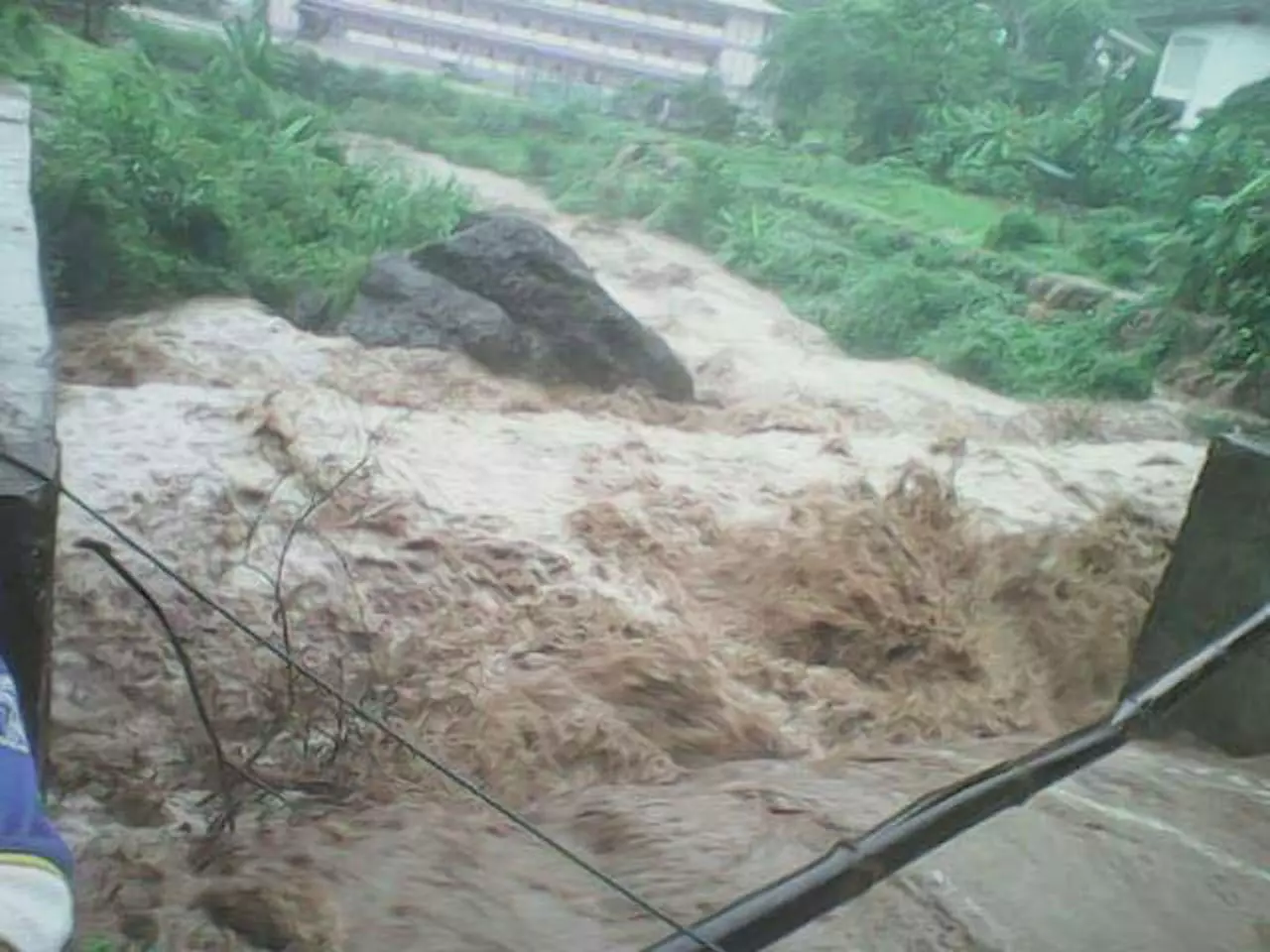 ฝนถล่มชายแดนไทย-เมียนมา! เฝ้าระวัง 'น้ำเมย' ไหลท่วมถนน-บ้านเรือน
