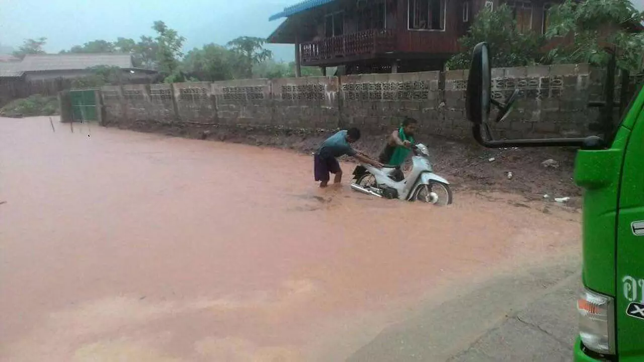 ฝนถล่มชายแดนไทย-เมียนมา! เฝ้าระวัง 'น้ำเมย' ไหลท่วมถนน-บ้านเรือน