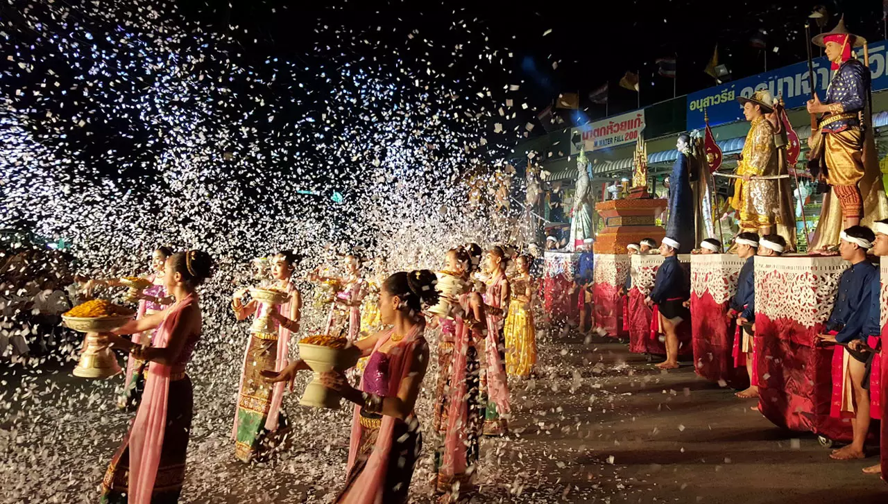 ชาวพุทธไทย-จีน สานประเพณีเดินขึ้นดอย สักการะพระธาตุดอยสุเทพ