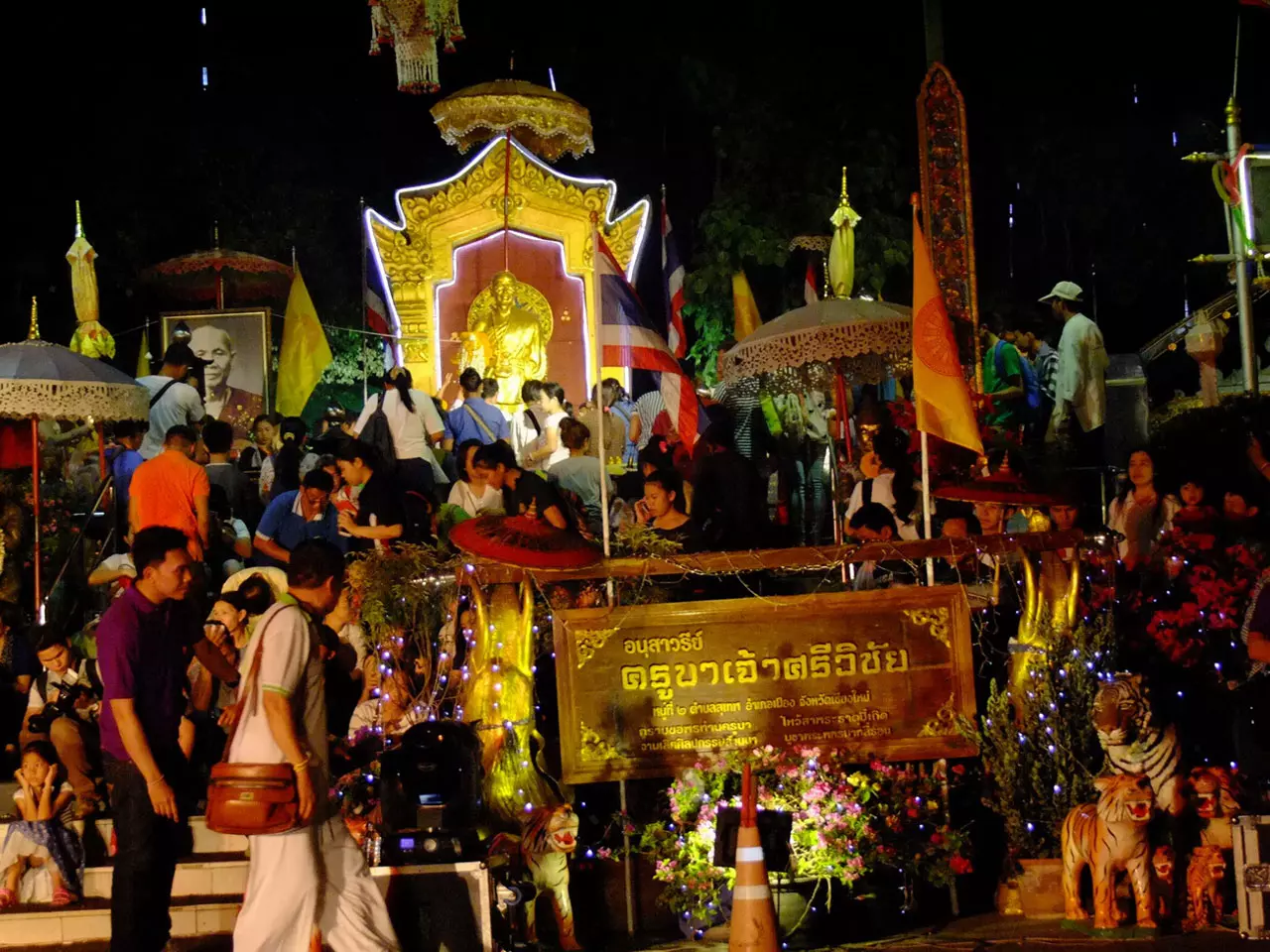 ชาวพุทธไทย-จีน สานประเพณีเดินขึ้นดอย สักการะพระธาตุดอยสุเทพ