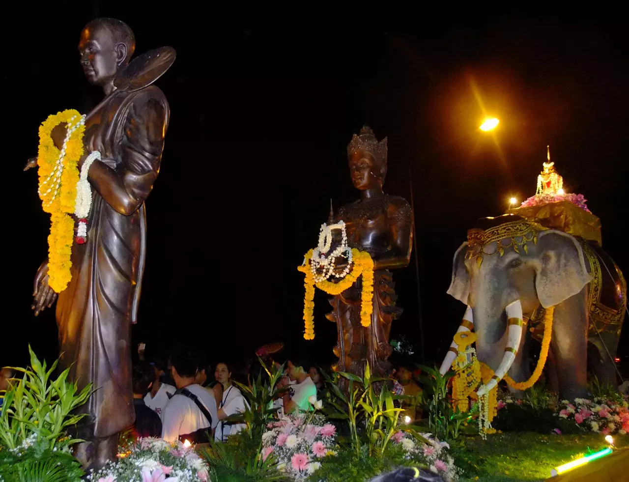 ชาวพุทธไทย-จีน สานประเพณีเดินขึ้นดอย สักการะพระธาตุดอยสุเทพ