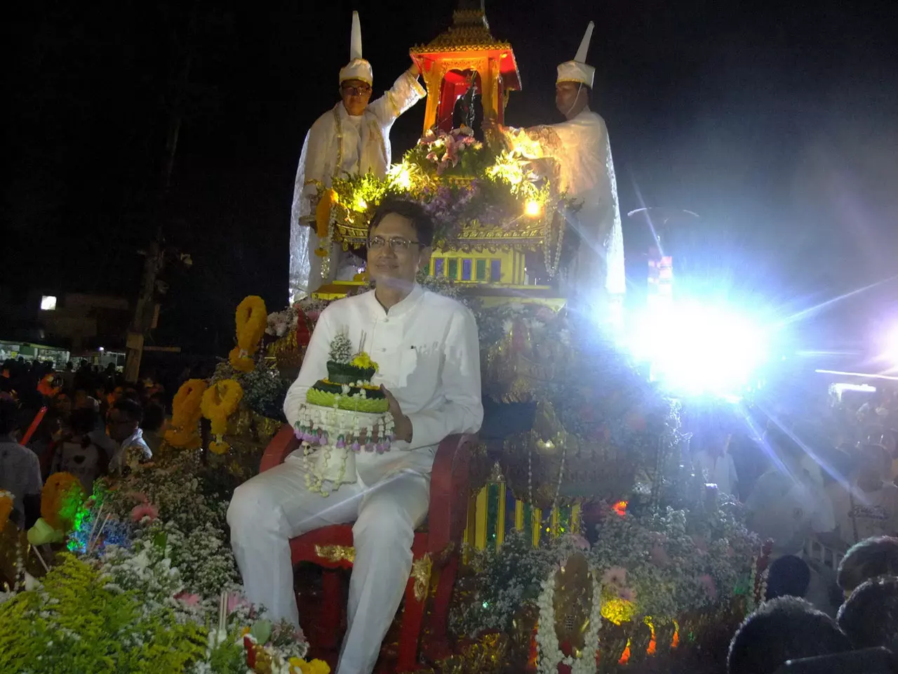 ชาวพุทธไทย-จีน สานประเพณีเดินขึ้นดอย สักการะพระธาตุดอยสุเทพ