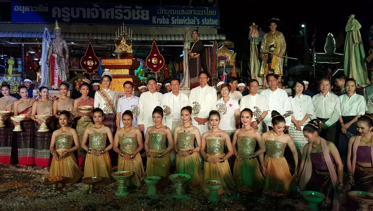 ชาวพุทธไทย-จีน สานประเพณีเดินขึ้นดอย สักการะพระธาตุดอยสุเทพ