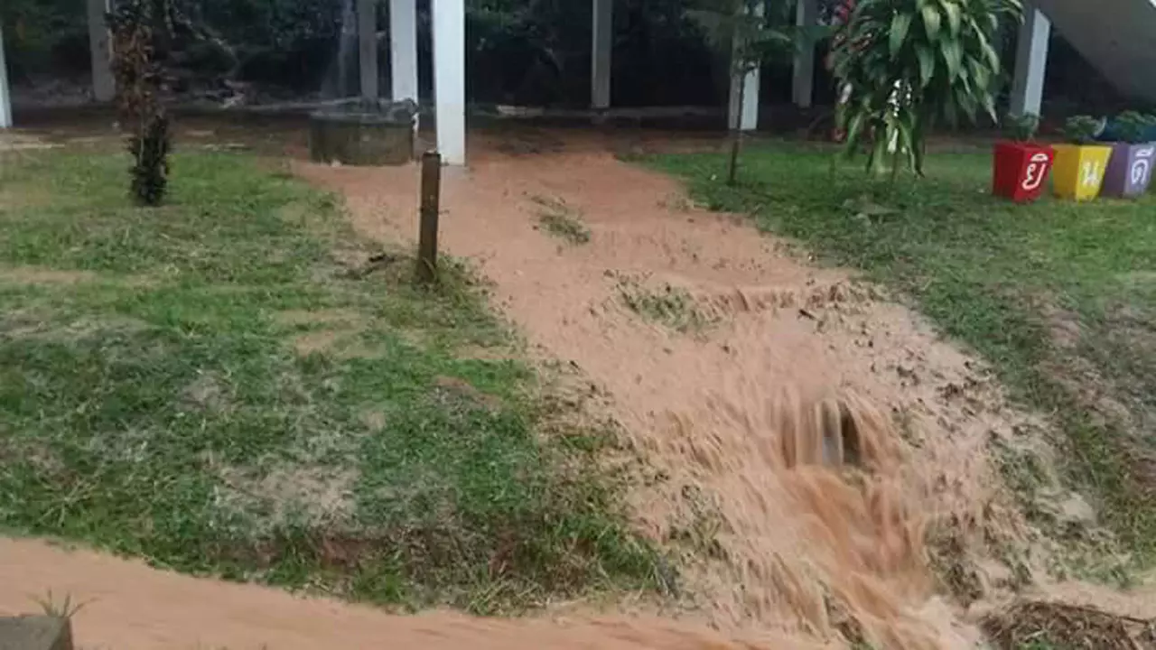 ฝนหนัก น้ำป่าหลากโรงเรียนที่น่าน ลดระดับทันเปิดเทอมวันแรก