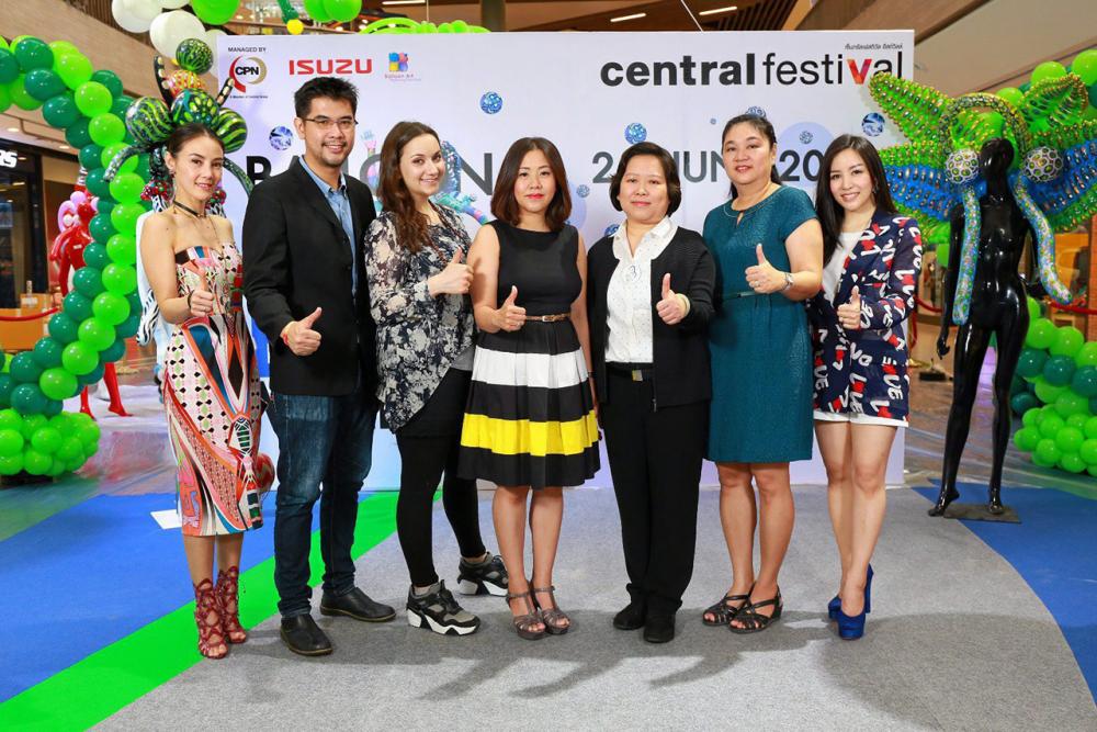 ใช้ลูกโป่ง ขวัญแก้ว สิริจินดา แถลงข่าวการจัด “Balloon Art by BELLA VOLEN” งานแสดงศิลปะบนประติมากรรมลูกโป่ง ผลงานของ เบลล่า โวเลน ระหว่าง 2-5 มิ.ย. โดยมี เพชรณี วงศ์สอาด, ลินา ลีนุตพงษ์ และ วันทิตา ลิ่วเฉลิมวงศ์ มาร่วมงานด้วย ที่เซ็นทรัลเฟสติวัล อีสต์วิลล์ วันก่อน.