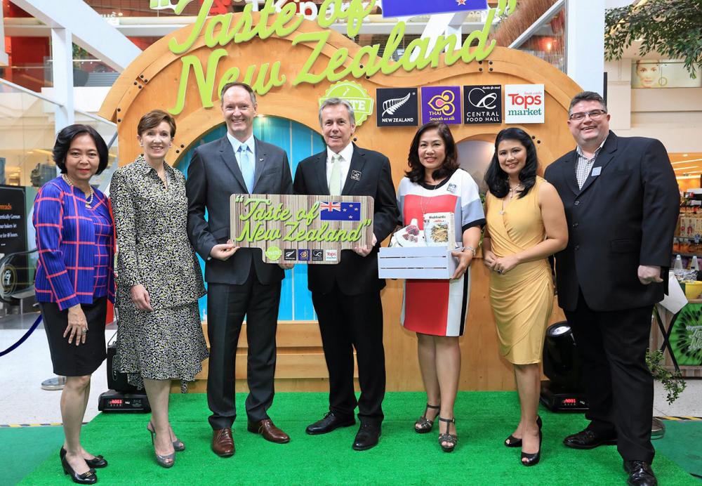 อย่าพลาด อลิสเตอร์ เทย์เลอร์ และ ฌอน คอนรอยย์ เปิดงาน เทศกาลอาหารประเทศนิวซี แลนด์ 2016 คัดสรรหลากหลายสินค้าขึ้นชื่อส่งตรงกว่า 700 รายการ พร้อมลุ้นบินฟรีเที่ยวโอ๊คแลนด์ โดยมี คาเรน แคมป์เบลล์ และ สุดรัก จรรยาวงษ์ มาร่วมงานด้วย ที่เซ็นทรัลเวิลด์ วันก่อน.