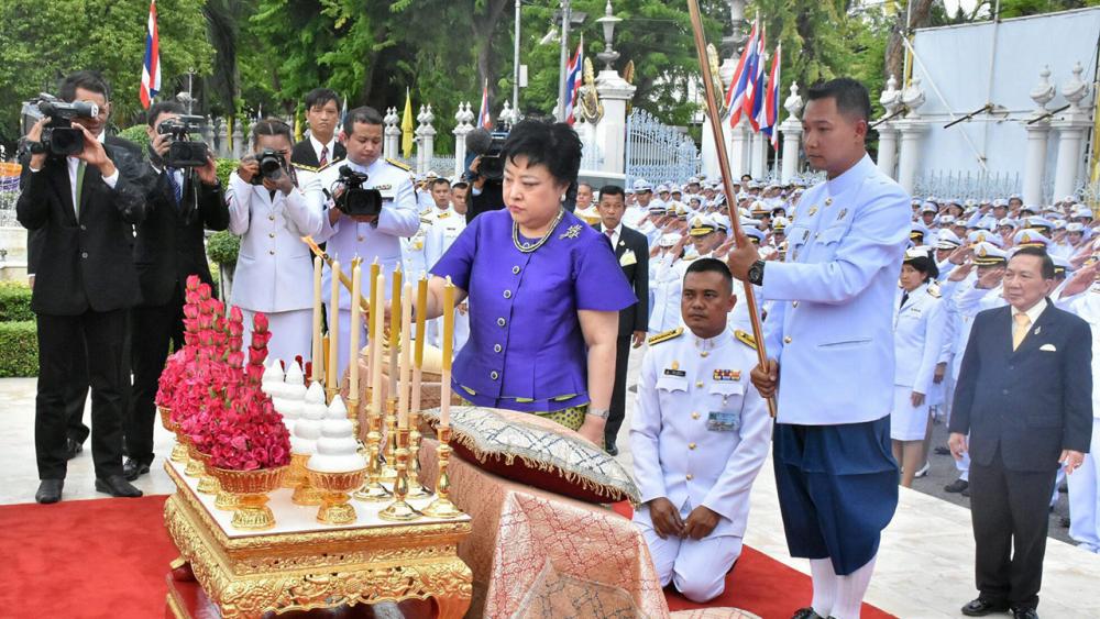 พระเจ้าวรวงศ์เธอ พระองค์เจ้าโสมสวลี พระวรราชาทินัดดามาตุ เสด็จแทนพระองค์ไปทรงวางพวงมาลาถวายราชสักการะ พระบรมราชานุสาวรีย์พระบาทสมเด็จพระปกเกล้าเจ้าอยู่หัว เนื่องในวันที่ระลึก พระบาทสมเด็จพระปกเกล้าเจ้าอยู่หัว ณ พระบรมราชานุสาวรีย์พระบาทสมเด็จพระปกเกล้าเจ้าอยู่หัว หน้ารัฐสภา เมื่อวันที่ 30 พฤษภาคม.