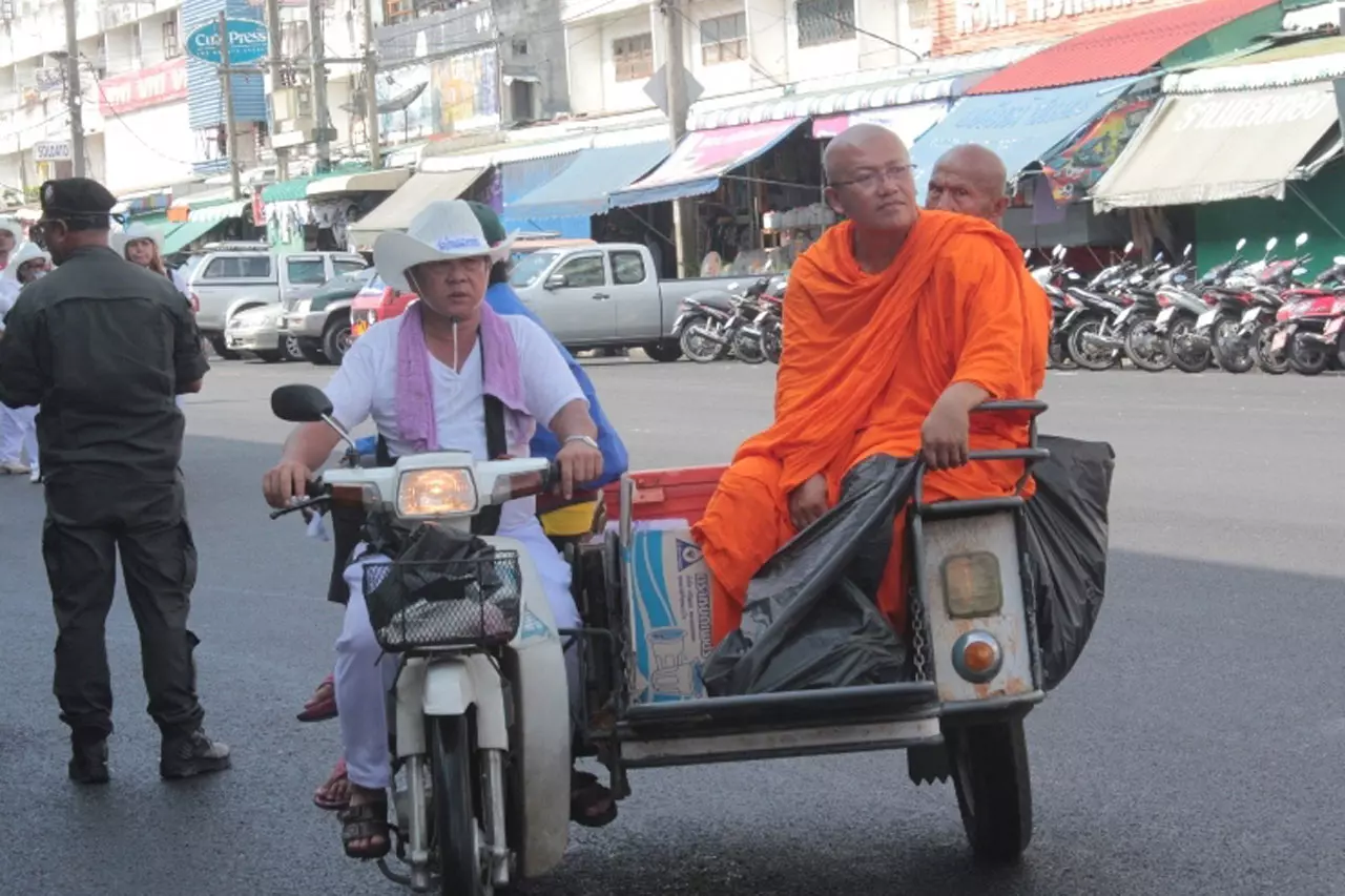 พุทธศาสนิกชนทั่วไทย ร่วมทำบุญ 'วันวิสาขบูชา'
