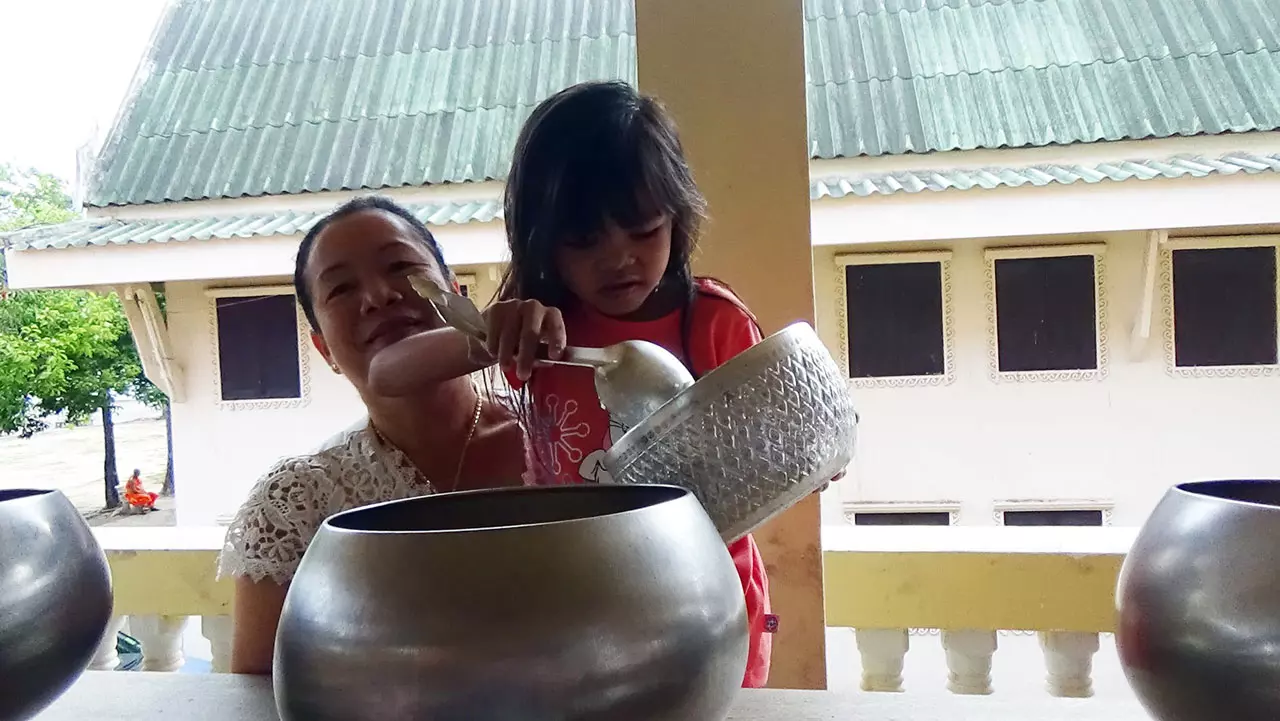 พุทธศาสนิกชนทั่วไทย ร่วมทำบุญ 'วันวิสาขบูชา'