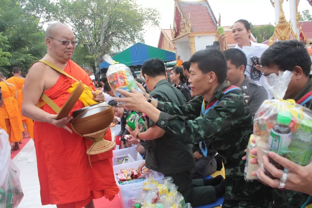 พุทธศาสนิกชนทั่วไทย ร่วมทำบุญ 'วันวิสาขบูชา'