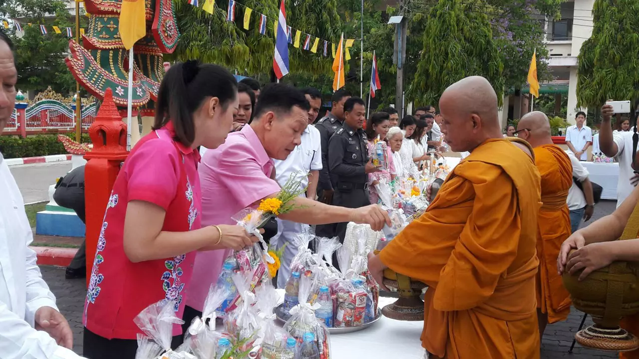 พุทธศาสนิกชนทั่วไทย ร่วมทำบุญ 'วันวิสาขบูชา'