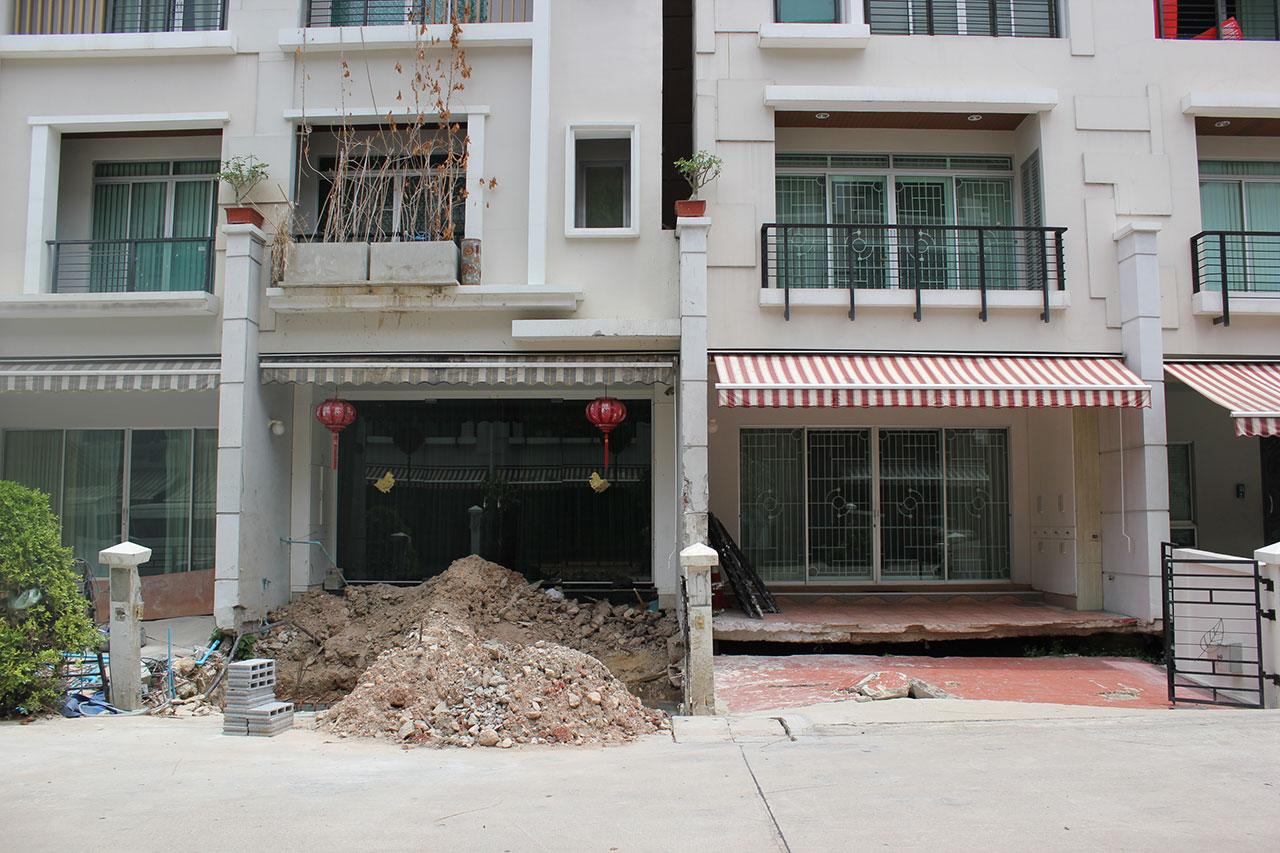 หน้าบ้านทรุด บางบ้านก็ซ่อม บางบ้านก็รอเจ้าของโครงการมาซ่อม