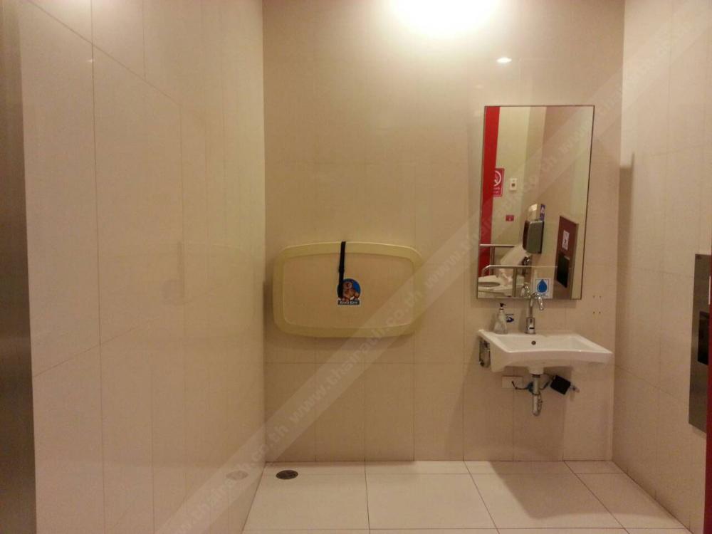 ห้องเปลี่ยนผ้าอ้อม ใช้รวมกับห้องน้ำคนพิการที่ห้างย่านสุขุมวิท