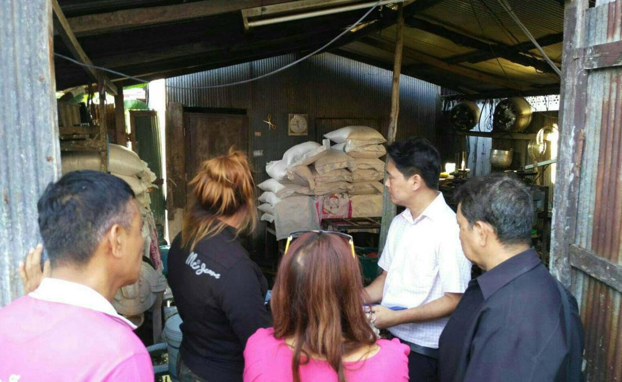 สสจ.สงขลา ลงพื้นที่ย่านชุมชนโชคสมาน พร้อมสั่งปิดโรงงานที่ผลิตลอดช่องสิงคโปร์ 3 แห่ง