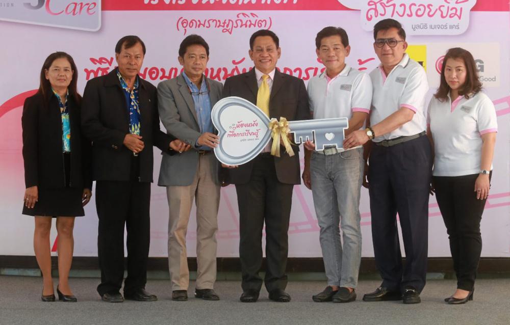 เด็กฉลาด วิชา พูลวรลักษณ์ ส่งมอบ “ห้องหนังเพื่อการเรียนรู้” ให้แก่ ว่าที่ ร.ต.อภินันท์ เผือกผ่อง เพื่อช่วยเปิดโลกทัศน์ด้านความคิดของเด็ก โดยมี ร.ต.อ.เกรียงศักดิ์ โลหะชาละ และ เพ็ญนภา พรหมชัย มาร่วมในพิธีด้วย ที่โรงเรียนวัดน้ำเต้า อ.บางบาล จ.พระนครศรีอยุธยา วันก่อน.