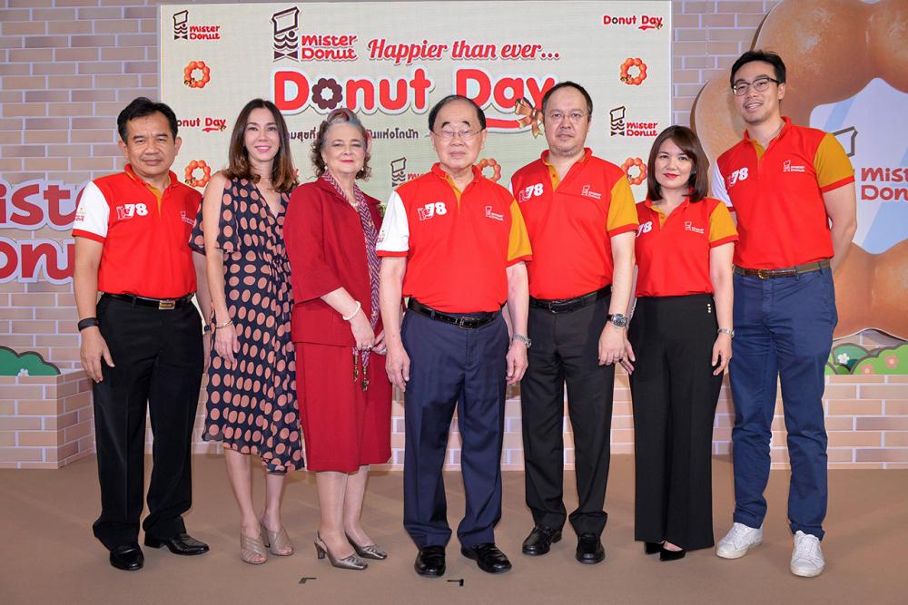 ให้ความสุข สุทธิชัย จิราธิวัฒน์ และ ธีระเดช จิราธิวัฒน์ จัดงาน มิสเตอร์ โดนัท-โดนัทเดย์, ความสุขที่มากกว่า...วันแห่งโดนัท เพื่อส่งต่อความสุขจากผู้ให้สู่ผู้รับกับโดนัทเดย์ โดยมี แมรี่ จิราธิวัฒน์, อำไพพรรณ จิราธิวัฒน์ และ สมกมล เวชชาชีวะ มาร่วมงานด้วย ที่เซ็นทรัลเวิลด์ วันก่อน.