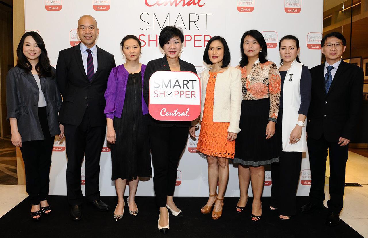 สุดยอดแอพ ปิยวรรณ ลีละสมภพ เปิดตัวแอพพลิเคชั่น “Central Smart Shopper” เพื่อช่วยลูกค้าคำนวณโปรโมชั่นจากทุกบัตรเครดิตเมื่อมาช็อป โดยมี อัญชลี จรัสยศวุฒิชัย, อธิศ รุจิรวัฒน์, สุดฤทัย ทองสอง และ สุพรทิพย์ พงศาชำนาญกิจ มาร่วมงานด้วย ที่เซ็นทรัล ชิดลม วันก่อน.