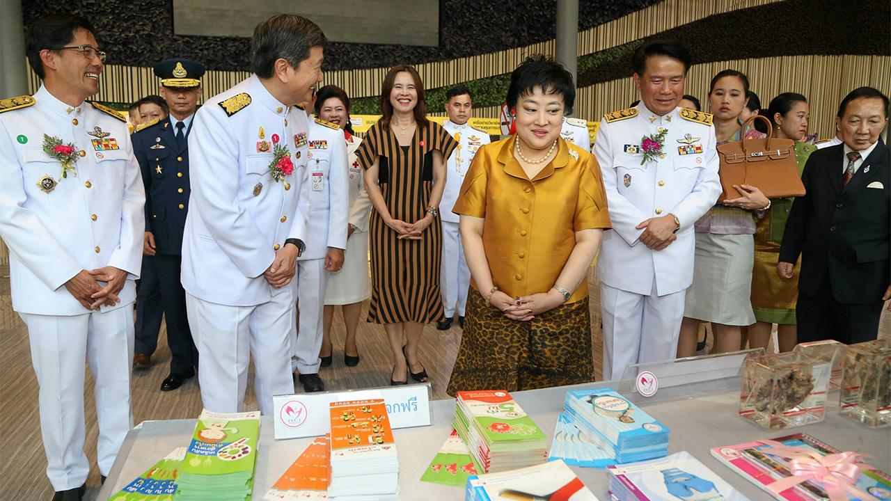 พระเจ้าวรวงศ์เธอ พระองค์เจ้าโสมสวลี พระวรราชาทินัดดามาตุ เสด็จทรงเปิดงาน “วันงดสูบบุหรี่โลก” ในการนี้ ศ.นพ.ปิยะสกล สกลสัตยาทร รมว.สาธารณสุข เฝ้ารับเสด็จ ณ ศูนย์การค้าฟิวเจอร์พาร์ค รังสิต เมื่อวันที่ 31 พฤษภาคม.