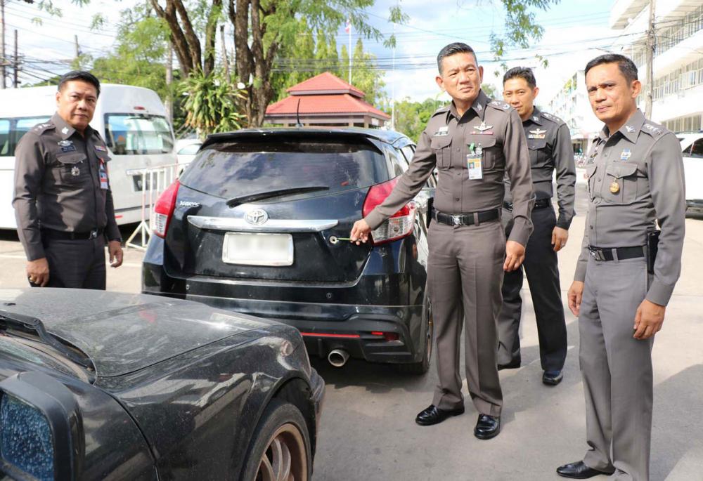 ร่องรอยท้ายเก๋งผู้เสียหาย หลังถูกผู้ต้องหายิงเข้า 1 นัด กลางสี่แยกสะพานดำ