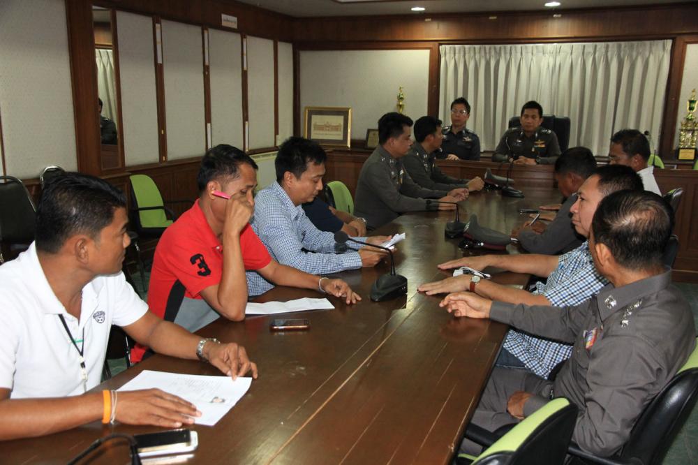 ผู้การฯ สุราษฎร์ธานี นำประชุมติดตามคลิป 2 วัยรุ่นหญิงทำร้ายร่างกันริมเขื่อนแม่น้ำตาปี