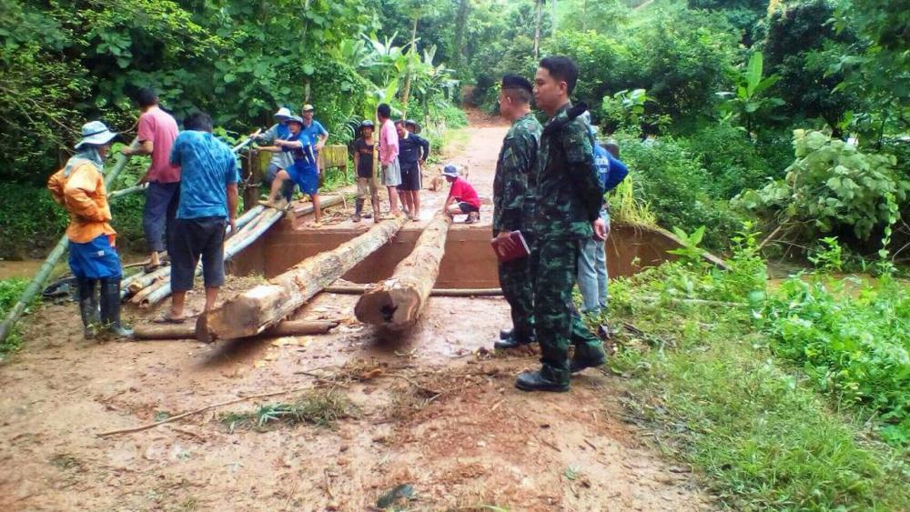 ชาวบ้านเร่งช่วยกันทำทางชั่วคราว หลังคอสะพานขาด