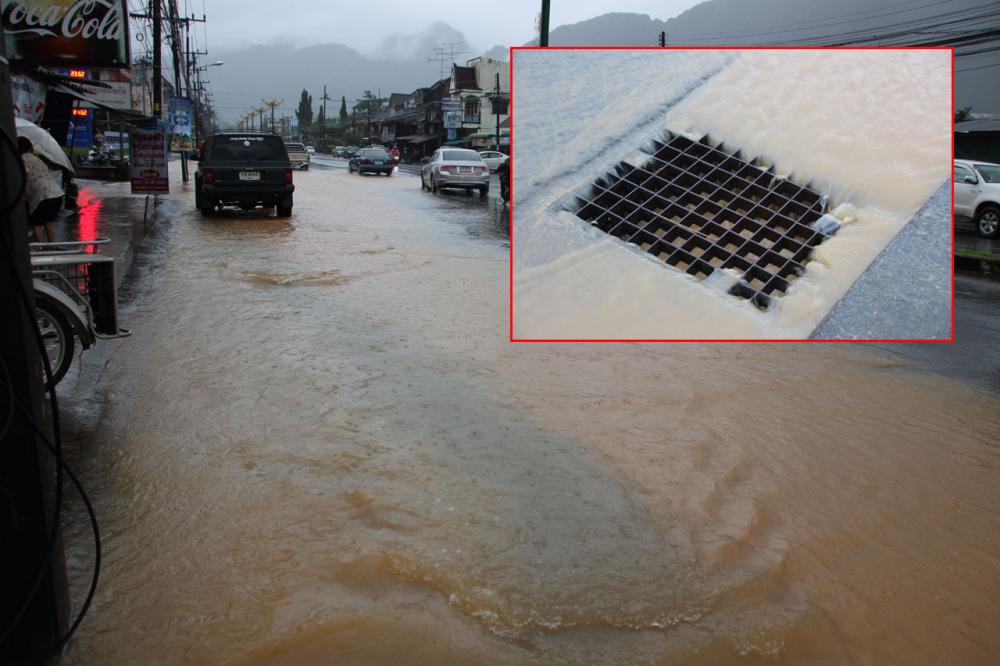 น้ำระบายไม่ทัน เป็นเหตุทำให้ท่วมถ.เพชรเกษม ใกล้จวนผู้ว่าฯ พังงา