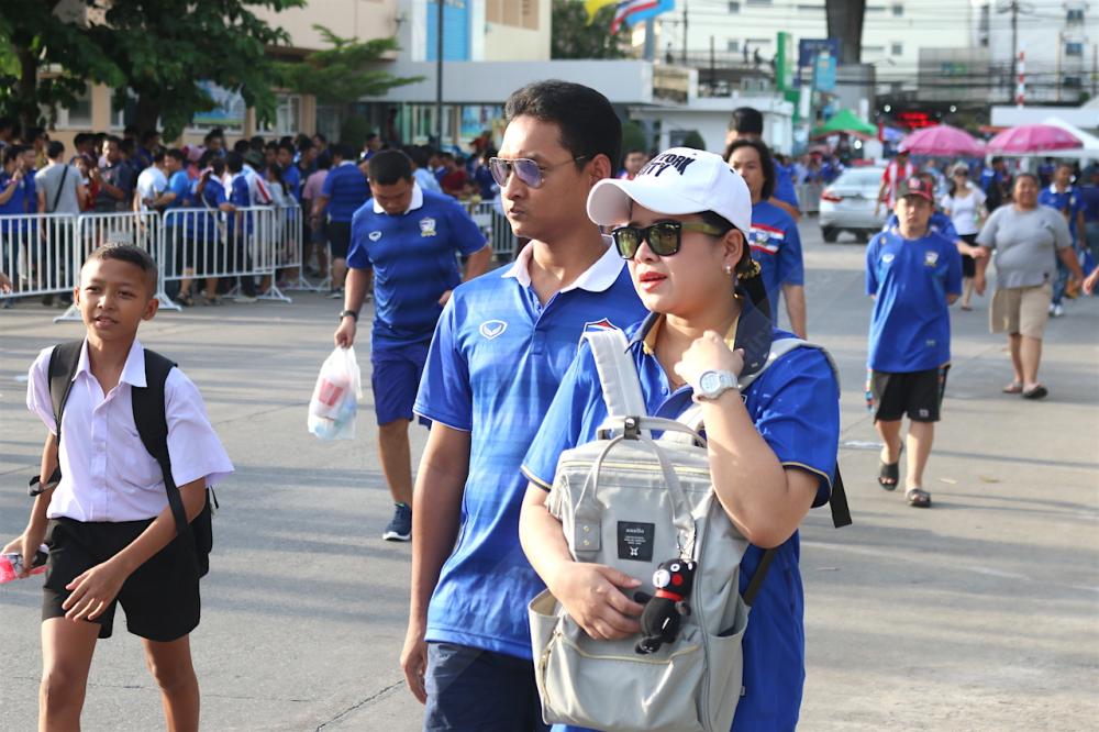 คู่รักคู่นี้ ควงคู่กันมาดูแมตช์สำคัญในวันนี้