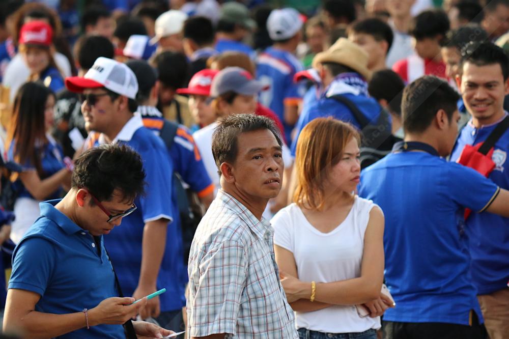 คุณลุงรายนี้ตื่นตาตื่นใจกับผู้คนที่มากมายในวันนี้