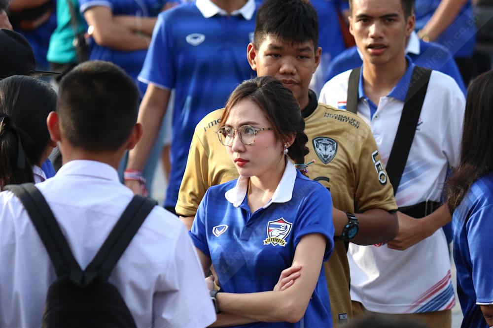 แฟนบอลสาวสวยรายนี้ตั้งใจมาดูแมตช์นี้มาก