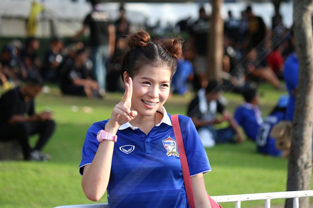 แฟนบอลสาวทีมชาติไทยถ่ายรูปก่อนเข้าสนาม