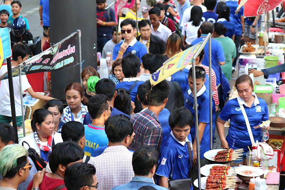 บริเวณทางเข้าสนามที่แออัดไปด้วยผู้คนจำนวนมาก