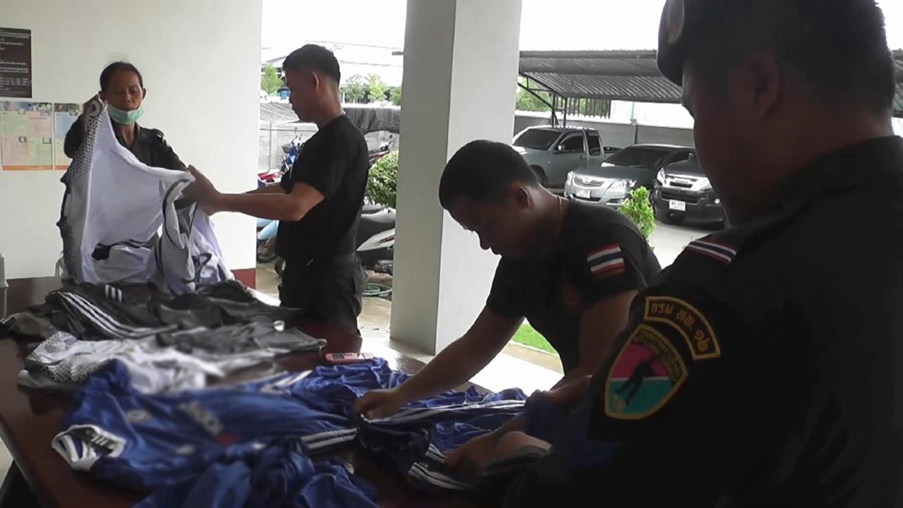 จนท.ตรวจยึดชุดกีฬาของกลางเอาไว้ได้ ที่ตลาดโรงเกลือ จ.สระแก้ว
